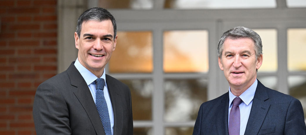 El presidente del Gobierno, Pedro Sánchez, recibe al presidente del Partido Popular, Alberto Núñez Feijóo, en La Moncloa. | Pool Moncloa /Borja Puig de la Bellacasa. La Moncloa, Madrid - 13.3.2025
