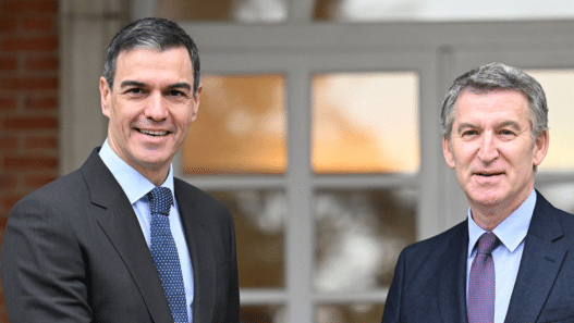 El presidente del Gobierno, Pedro Sánchez, recibe al presidente del Partido Popular, Alberto Núñez Feijóo, en La Moncloa. | Pool Moncloa /Borja Puig de la Bellacasa. La Moncloa, Madrid - 13.3.2025