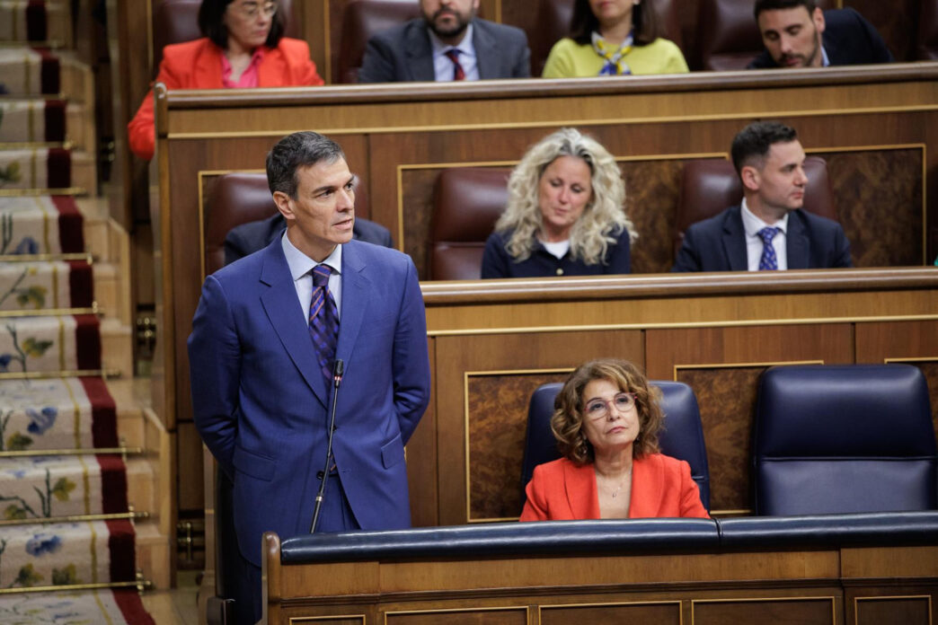 El presidente del Gobierno, Pedro Sánchez, junto a la ministra de Hacienda, María Jesús Montero. | Pool Congreso. Congreso de los Diputados, Madrid - 25.3.2026