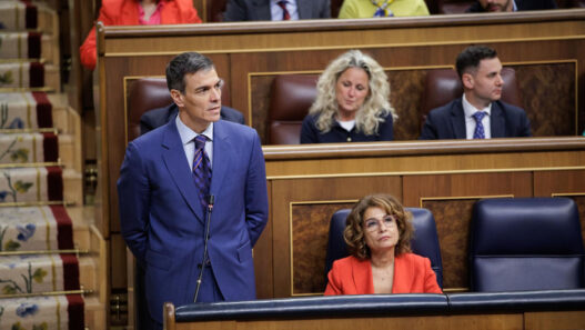 El presidente del Gobierno, Pedro Sánchez, junto a la ministra de Hacienda, María Jesús Montero. | Pool Congreso. Congreso de los Diputados, Madrid - 25.3.2026