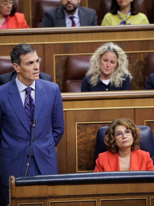 El presidente del Gobierno, Pedro Sánchez, junto a la ministra de Hacienda, María Jesús Montero. | Pool Congreso. Congreso de los Diputados, Madrid - 25.3.2026