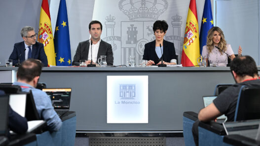 El ministro de Hacienda, Arcadi España, el ministro de Economía, Comercio y Empresa, Carlos Cuerpo, la ministra de Inclusión, Seguridad, Social y Migraciones, Elma Saiz, y la ministra de Trabajo y Economía Social, Yolanda Díaz, durante la rueda de prensa tras el Consejo de Ministros. | Pool Moncloa/Borja Puig de la Bellacasa. La Moncloa, Madrid - 28.4.2026