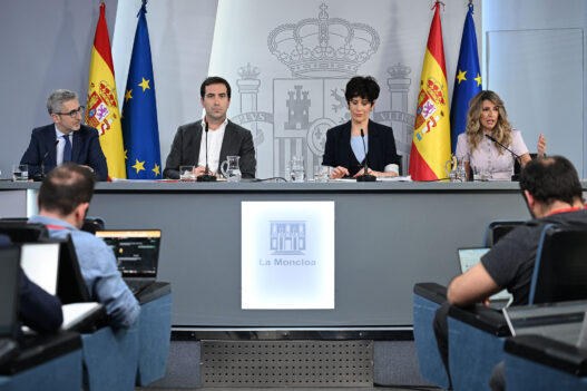 El ministro de Hacienda, Arcadi España, el ministro de Economía, Comercio y Empresa, Carlos Cuerpo, la ministra de Inclusión, Seguridad, Social y Migraciones, Elma Saiz, y la ministra de Trabajo y Economía Social, Yolanda Díaz, durante la rueda de prensa tras el Consejo de Ministros. | Pool Moncloa/Borja Puig de la Bellacasa. La Moncloa, Madrid - 28.4.2026