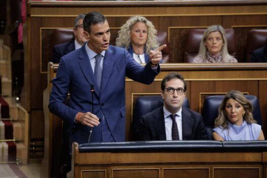 Pedro Sánchez interviene desde la tribuna del Congreso de los Diputados.