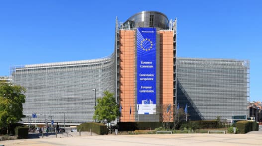 Exterior del edificio de la Comisión Europea en Bruselas, sede del ejecutivo de la UE, simbolizando la autoridad europea y su papel en la gobernanza internacional.