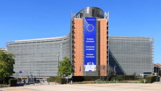 Exterior del edificio de la Comisión Europea en Bruselas, sede del ejecutivo de la UE, simbolizando la autoridad europea y su papel en la gobernanza internacional.