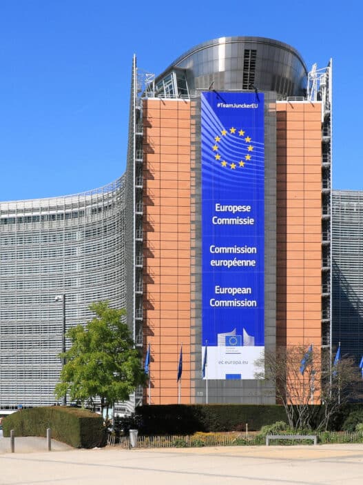 Exterior del edificio de la Comisión Europea en Bruselas, sede del ejecutivo de la UE, simbolizando la autoridad europea y su papel en la gobernanza internacional.
