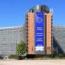 Exterior del edificio de la Comisión Europea en Bruselas, sede del ejecutivo de la UE, simbolizando la autoridad europea y su papel en la gobernanza internacional.