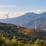 Paisaje con aerogeneradores en un entorno afectado por la sequía, como representación de los desafíos de la transición ecológica y la emergencia climática.