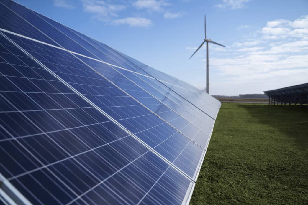 Paneles solares y energía eólica.