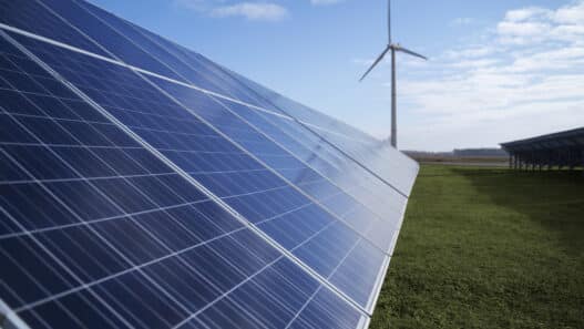 Paneles solares y energía eólica.