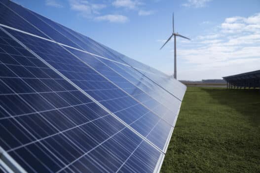 Paneles solares y energía eólica.