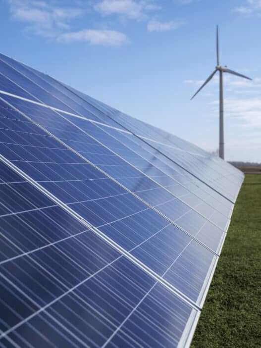 Paneles solares y energía eólica.