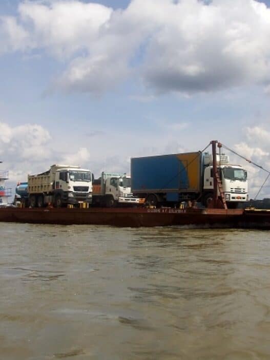 Camiones son transportados al PNY para introducirlos en los Bloques de extracción.
