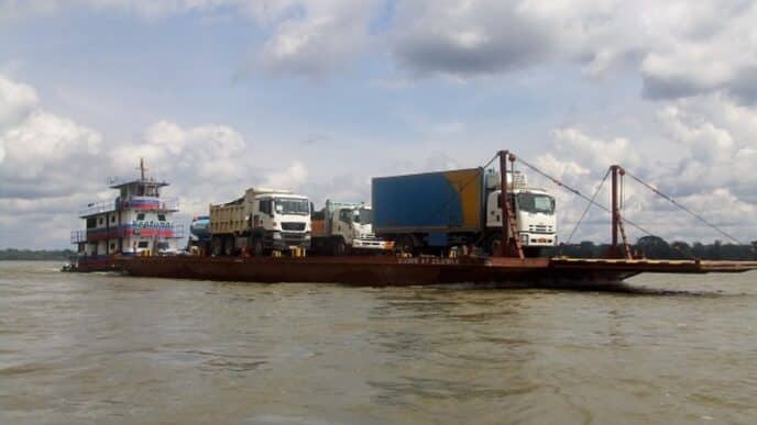 Camiones son transportados al PNY para introducirlos en los Bloques de extracción.